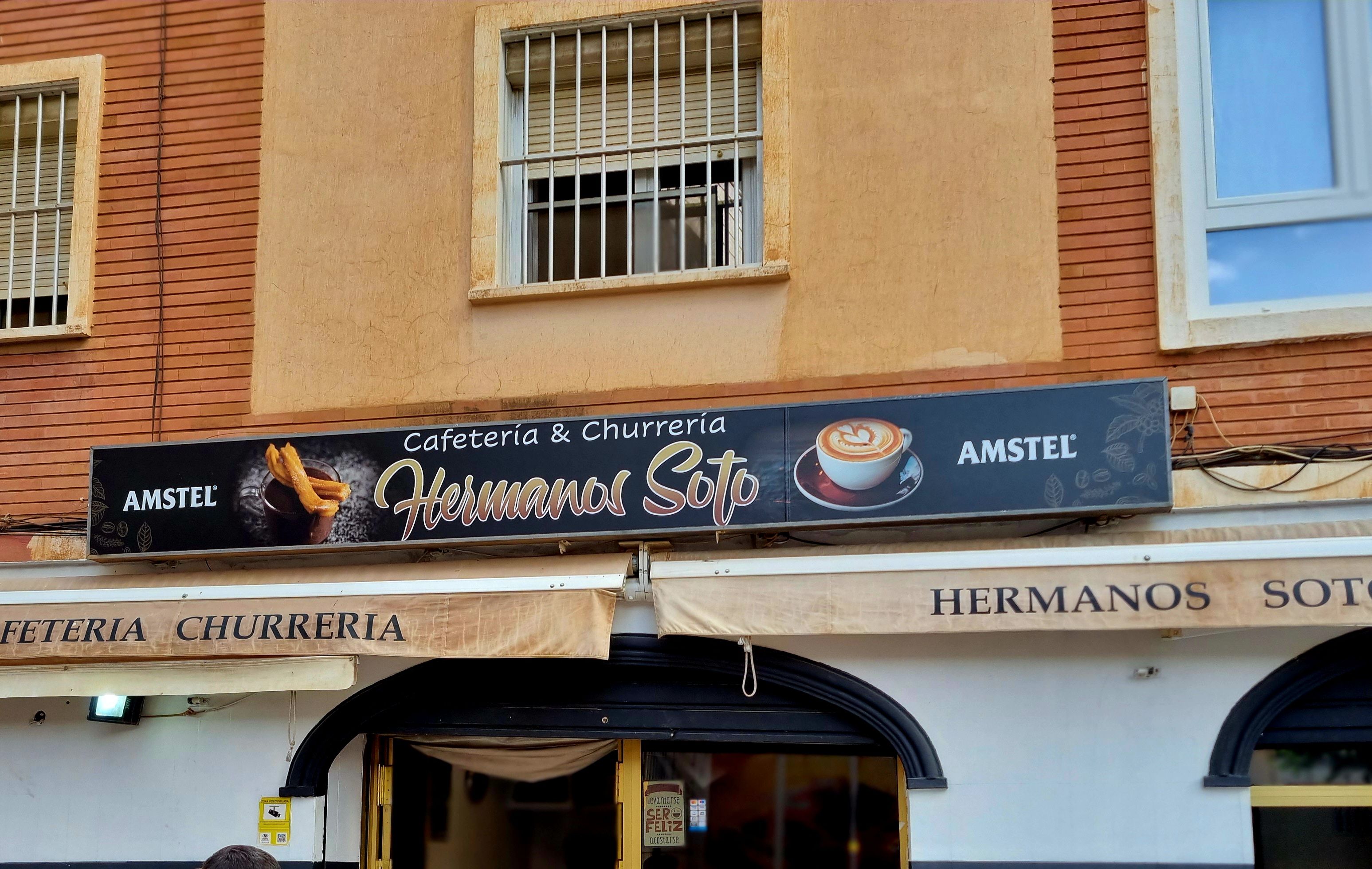 Letras corpóreas en fachada